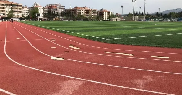 CHP'li İzmir Büyükşehir Belediyesi'nden bir skandal daha! Yüzbinlerce lira harcanan ilçe stadı 1 ayda kullanılamaz hale geldi