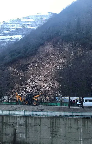 Gümüşhane'de facia ucuz atlatıldı! Servis şoförü fark etti, okul tatil edildi