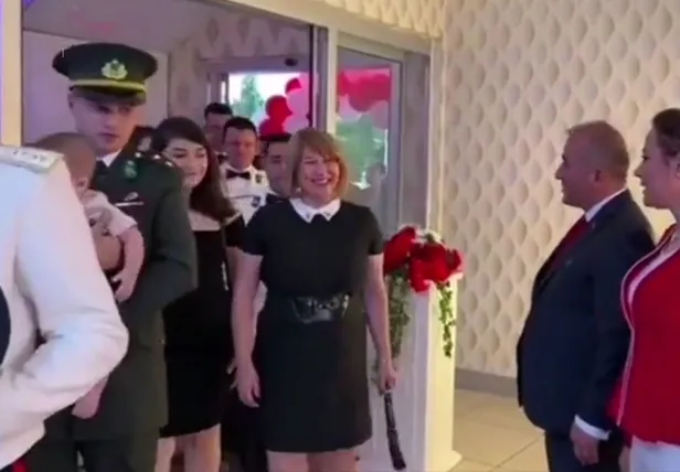 28-subat-kafasi-hortladi-tokatta-bir-grup-rutbeli-asker-valiyi-gormezden-geldi-1664655719643.jpg SON DAKİKA: Tokat'ta 30 Ağustos resepsiyonunda skandal görüntü! 28 Şubat kafalı askerler görevden alındı-4