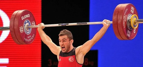 Hırvatistan'ın Split kentinde düzenlenen Avrupa Halter Şampiyonası'nda erkekler 62 kiloda Hurşit Atak silkme ve toplamda, Bünyamin Sezer ise koparmada altın madalya kazandı