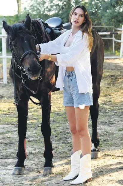 Ebru Yaşar, normalleşme sonrası ilk konserini Sahne Diyarbakır adlı mekanda verdi-4