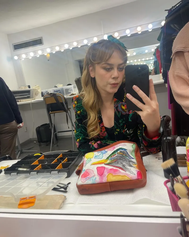 bahar-setinde-akilalmaz-olay-demet-evgarin-asistana-kufur-ettigi-iddia-edildi-basrol-oyuncusu-aglayarak-af-dil-1716898033334.jpg Bahar setinde akılalmaz olay! Demet Evgar'ın asistana küfür ettiği iddia edildi! “Başrol oyuncusu ağlayarak af diledi”-5