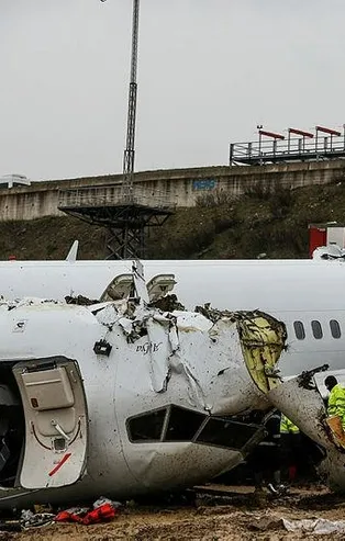 Sabiha Gökçen Havalimanı'ndaki kazada enkazdan çıkan yolcular dehşet anlarını anlattı: Uçak patlayabilir anonsu yaptılar