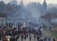 Sınıra hücum eden yüzlerce göçmen havadan görüntülendi