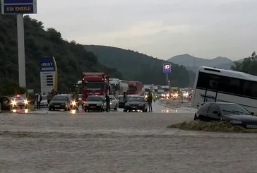 Ankara'daki sağanak yağış hayatı felç etti! Otobüsler ve insanlar mahsur kaldı! Mansur Yavaş'a tepki yağdı