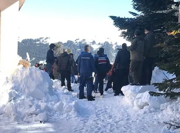 Son dakika... Bursa Uludağ'da Vatandaşlar otelin çatısından düşen karın altında kaldı-2