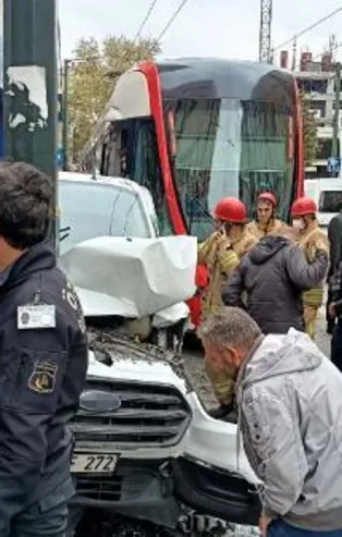 Zeytinburnu'nda tramvay kazası! Panelvanla çarpıştı