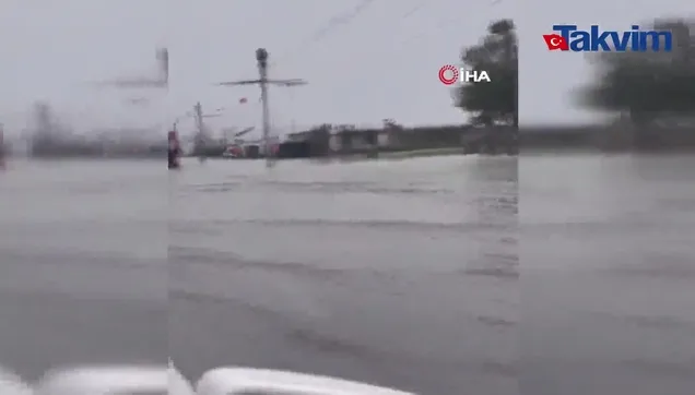 İzmir’de yollar göle döndü, deniz taştı