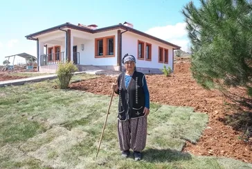 Köy tipi afet konutlarına yerleşen depremzedeler misafir ağırlamaya başladı! Emine Erdoğan’dan hayırlı olsun mesajı