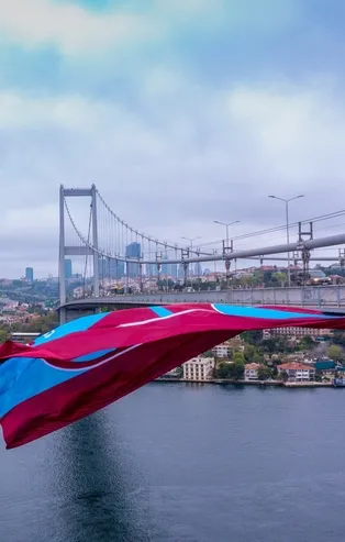 Trabzonspor bayrağı İstanbul Boğazı'nda