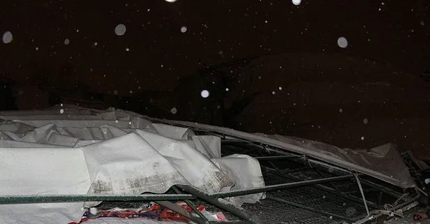 Yoğun yağan kar halı sahanın çatısını çökertti