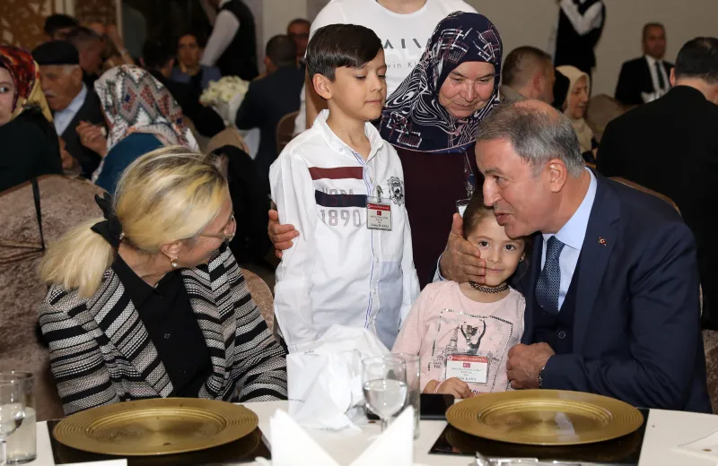 Bakan Akar ve komutanlardan şehit aileleri ile iftar - 3