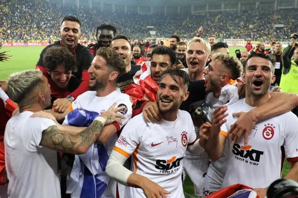 yuzde-100-sampiyon-galatasaray-cimbom-cumhuriyetimizin-100-yilinda-sampiyonlugunu-resmi-olarak-ilan-etti-1685486451711.jpeg