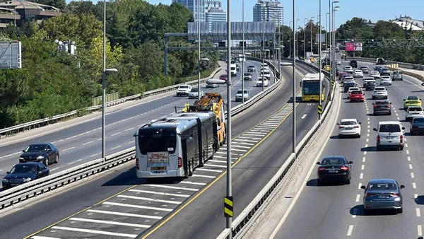 metrobusler-arka-arkaya-arizalandi-once-dumanlar-yukseldi-ardindan-yolda-kaldi-1658928096587.jpg