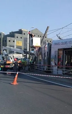 İstanbul'da tramvay raydan çıktı! Yaralılar var
