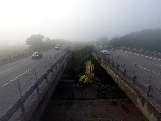 Son dakika: Biber yüklü tır TEM’de köprüden uçtu: Baba oğul ölümden döndü-2
