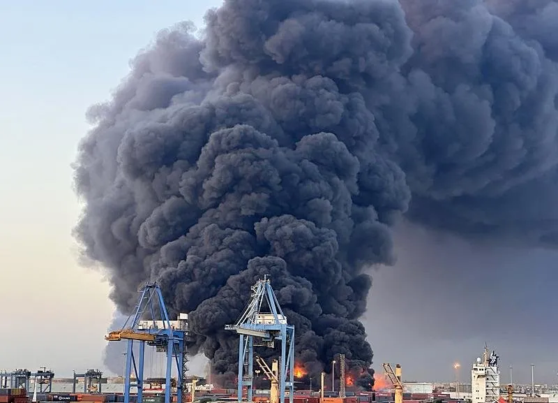 Sudan'ın doğusundaki Port Sudan kentinde bulunan Güney Limanı'nda şiddetli patlamaların ardından yangın çıktı. Limandan yoğun dumanlar yükseldi. (AA)