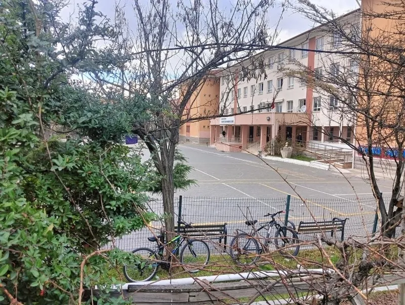 kiz-ogrencilerine-cinsel-organinin-fotografini-atti-o-ogretmen-tutuklandi-1765826565859.jpeg Kız öğrencilerine cinsel organının fotoğrafını gönderen tacizci öğretmen tutuklandı. (İHA)