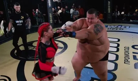 rusyada-62-kilogram-agirligindaki-kadin-dovuscu-darina-mazdyuk-240-kilogram-agirligindaki-grigory-chistyakov-ilk-rauntta-nakavt-etti-1606744756346.jpg Rusya'da 62 kilogram ağırlığındaki kadın dövüşçü Darina Mazdyuk 240 kilogram ağırlığındaki Grigory Chistyakov ilk rauntta nakavt etti-5