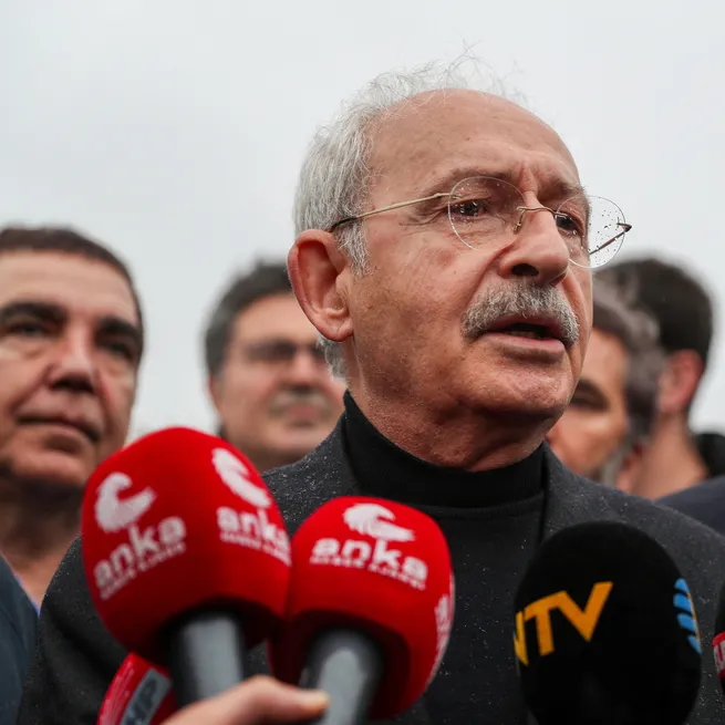 Hatayda kirli provokasyon: Kemal Kılıçdaroğlunun ziyareti öncesi CHPli belediye Türk bayraklarını indirdi