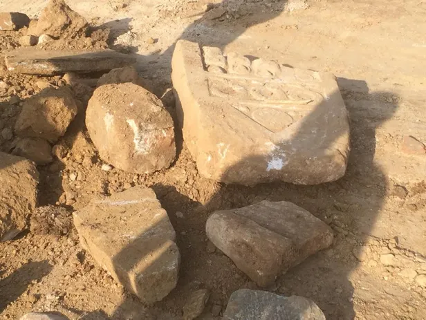 Okul temeli kazısında Roma dönemine ait mezar taşı bulundu-3