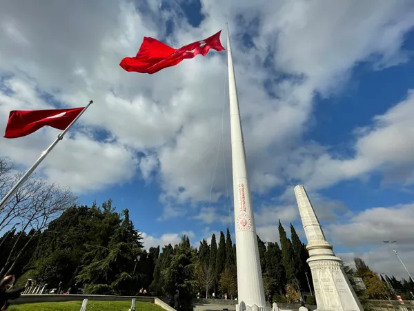 turkiyenin-en-yuksek-bayrak-direkleri-edirnekapi-sehitligi-ve-trt-ulus-yerleskesindeki-bayrak-direklerine-1453-metrekarelik-turk-bayraklari-cekildi-1636714960921.jpg Türkiye'nin en yüksek bayrak direkleri! Edirnekapı Şehitliği ve TRT Ulus Yerleşkesi'ndeki bayrak direklerine 1453 metrekarelik Türk Bayrakları çekildi-3