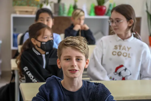 rusya-ukrayna-savasina-ragmen-antalyada-iki-ulkenin-ogrencileri-ayni-sinifta-okuyorlar-1645860154838.jpg Rusya Ukrayna savaşına rağmen Antalya'da iki ülkenin öğrencileri aynı sınıfta okuyorlar-12