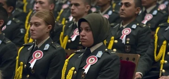 Milli Savunma Bakanlığınca yapılan düzenleme sonucunda Genelkurmay karargahı, kuvvet komutanlıkları ve bağlı birliklerde görev yapan kadın subay ve astsubayların başörtüsü takabilmesi kararlaştırıldı.