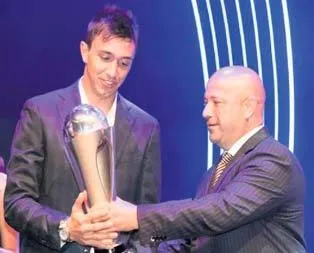 Muslera ödülleri sildi süpürdü!