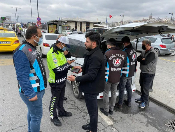 fatihte-yolcu-secen-taksicilerin-araclari-baglandi-1634124419241.jpg Fatih'te yolcu seçen taksicilerin araçları bağlandı-2