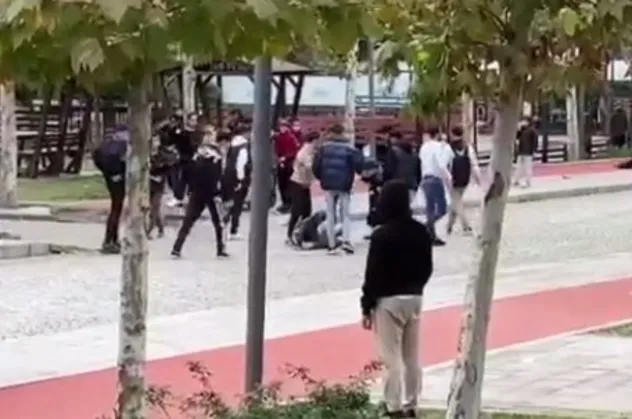 Esenyurt’ta uçan tekmeyle düşürdüğü genci yerde tekmeledi