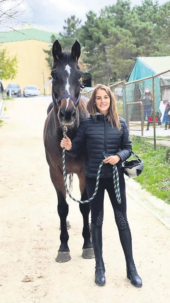 1675632612677.jpeg Aslışah Alkoçlar'dan biricik eşi Kaan Demirağ'a esprili kutlama: Senin hayattaki en değerli hazinen benim koçum-2