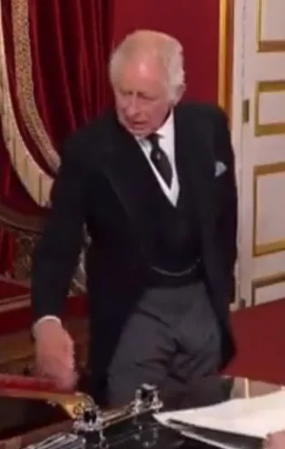 Kral 3. Charles'ın bu görüntüleri gündem oldu! Tarihi törene damga vuran anlar