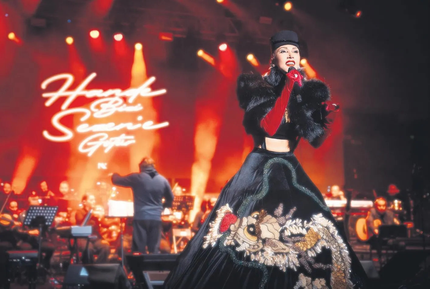 Hande’den kostüm şov