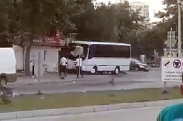 Mersin'de servis şoförü dehşet saçtı! Aracıyla kebapçıya girdi