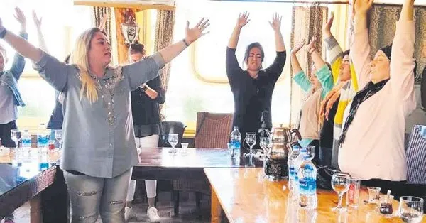 Izmir De Sozde Yasam Kocu Buyuk Vurgun Yapti Magdurlara Uyusturucu Etkili Gumus Mor Alev Enerjili Kahve Icirmis Takvim