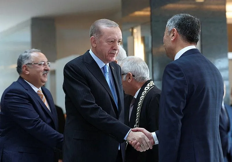 Başkan Recep Tayyip Erdoğan, Anayasa Mahkemesi Yüce Divan Salonu'nda Anayasa Mahkemesinin yeni üyesi Yılmaz Akçil'in yemin törenine katıldı.