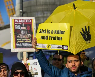 Darbeci Sisiye Londrada sert protesto