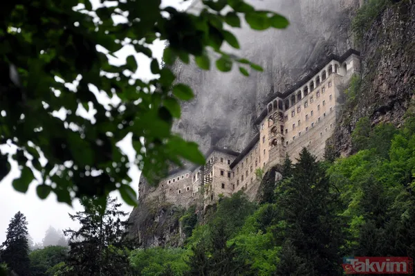 Geçmişi 1600 yıl öncesine dayanıyor: 360 tonluk kaya bitlendi iğneyle kuyu kazıp yeni odalar ortaya çıktı! Sümela Manastırı'na ziyaretçi akını - 12