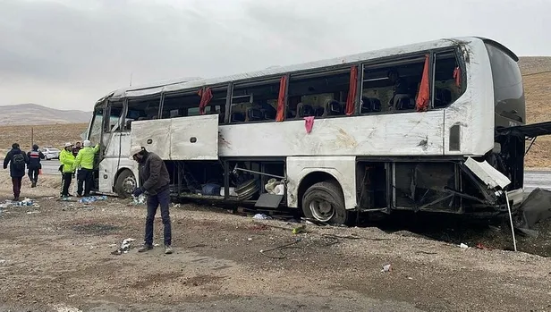 Sivas'ta göçmenleri taşıyan otobüs devrildi! 2 kişi öldü ve 30 kişi yaralandı!-6