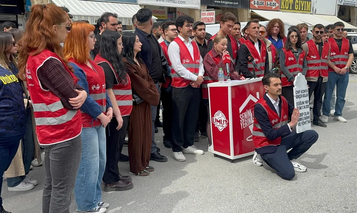 chpde-mezar-tasli-protesto-parti-binasi-onunde-yumruklu-gerilim-1777131474833.jpeg CHP’de mezar taşlı protesto! Parti binası önünde yumruklu arbede-3