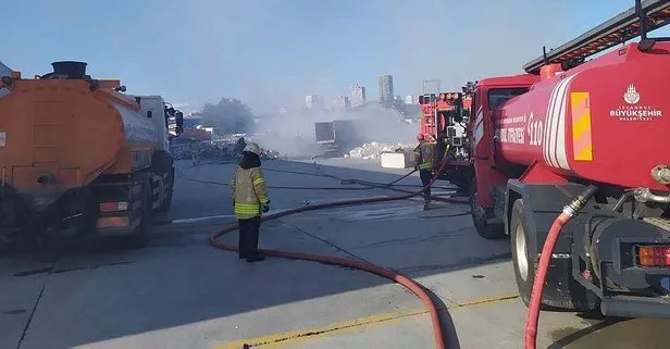 Son dakika: Sefaköy’de atık deposunda yangın