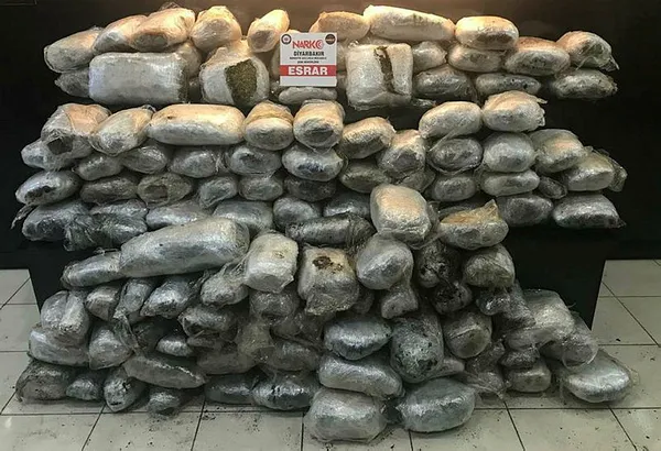 cekiciyle-tasinan-is-makinesinde-159-kilo-esrar-ele-gecirildi-1603278493256.jpg Çekiciyle taşınan iş makinesinde 159 kilo esrar ele geçirildi-2