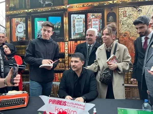 Son dakika: Cumhurbaşkanı Özel Kalem Müdürü Hasan Doğan'ın ‘İslam ve Barış’ adlı kitabına yoğun ilgi! İmza için uzun kuyruklar oluştu-3