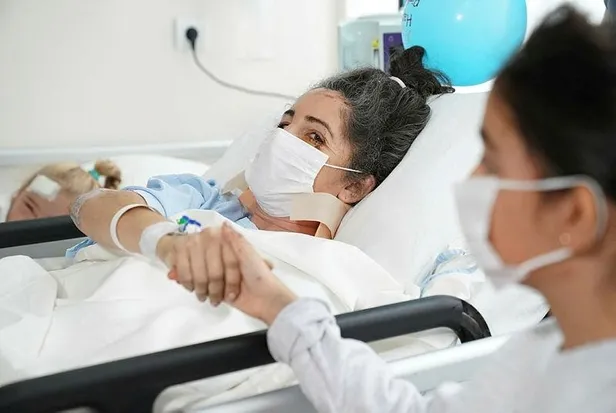 SON DAKİKA: Depremden 65 saat sonra kurtarılan Elif Perinçek ailesine kavuştu-7