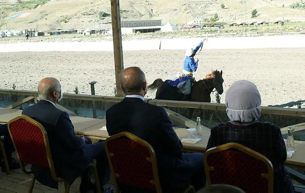 Başkan Recep Tayyip Erdoğan ve Devlet Bahçeli temsili Malazgirt Zaferi'ni izledi-3