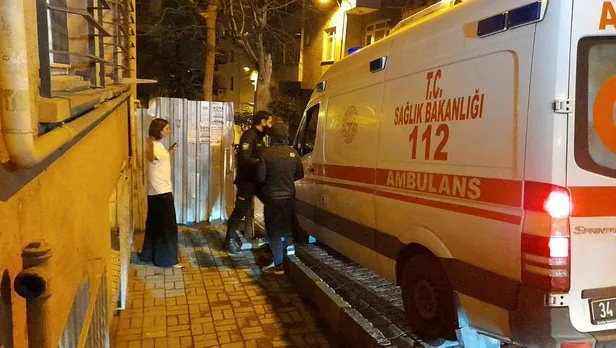 besiktasta-sinir-krizi-geciren-bir-kisi-kendisini-bicakladi-1617657520633.jpeg Beşiktaş'ta sinir krizi geçiren bir kişi kendisini bıçakladı!-5