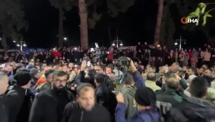 pkknin-siyasi-uzantisi-hdpdeme-destek-veren-chp-lideri-ozgur-ozele-manisadaki-sehit-cenazesinde-tepki-yagdi-oz-1703437298290.jpeg PKK'nın siyasi uzantısı HDP/DEM'e yol yürüyen CHP lideri Özgür Özel'e Manisa'daki şehit cenazesinde tepki yağdı: Özgür dışarı-5