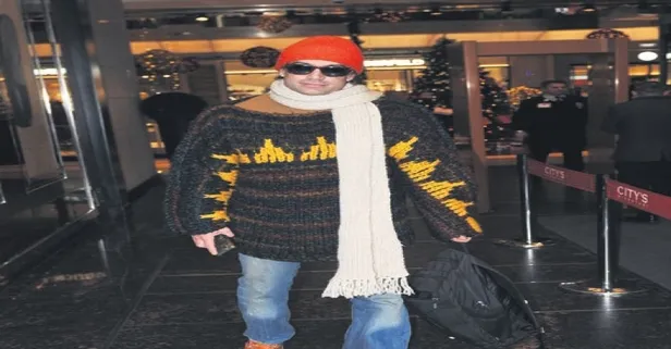 Ünlü oyuncu Çağrı Atakan dikkat çeken tarzıyla objektiflere yakalandı