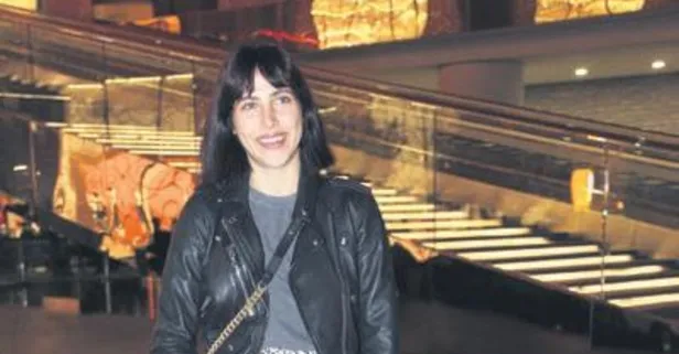 Zehra Çilingiroğlu utangaç halleriyle dikkat çekti